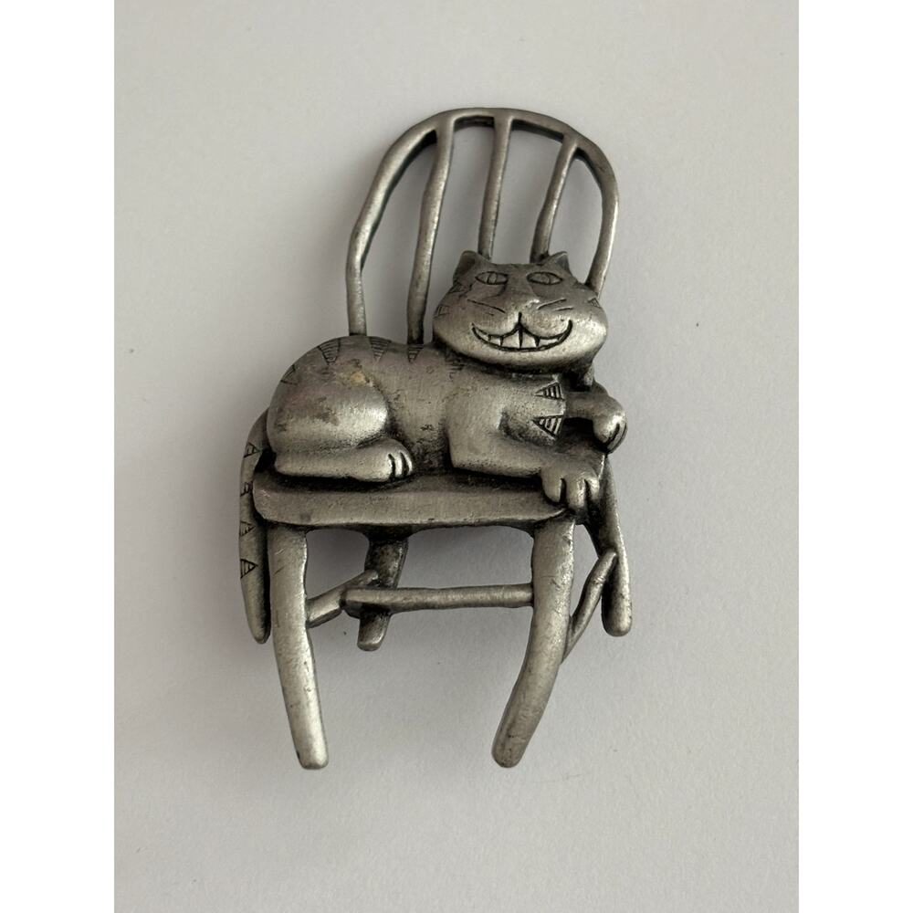 JJ Jonette Jewelry Cheshire Cat on a Chailr Brooch Pewter - Picture 2 of 4